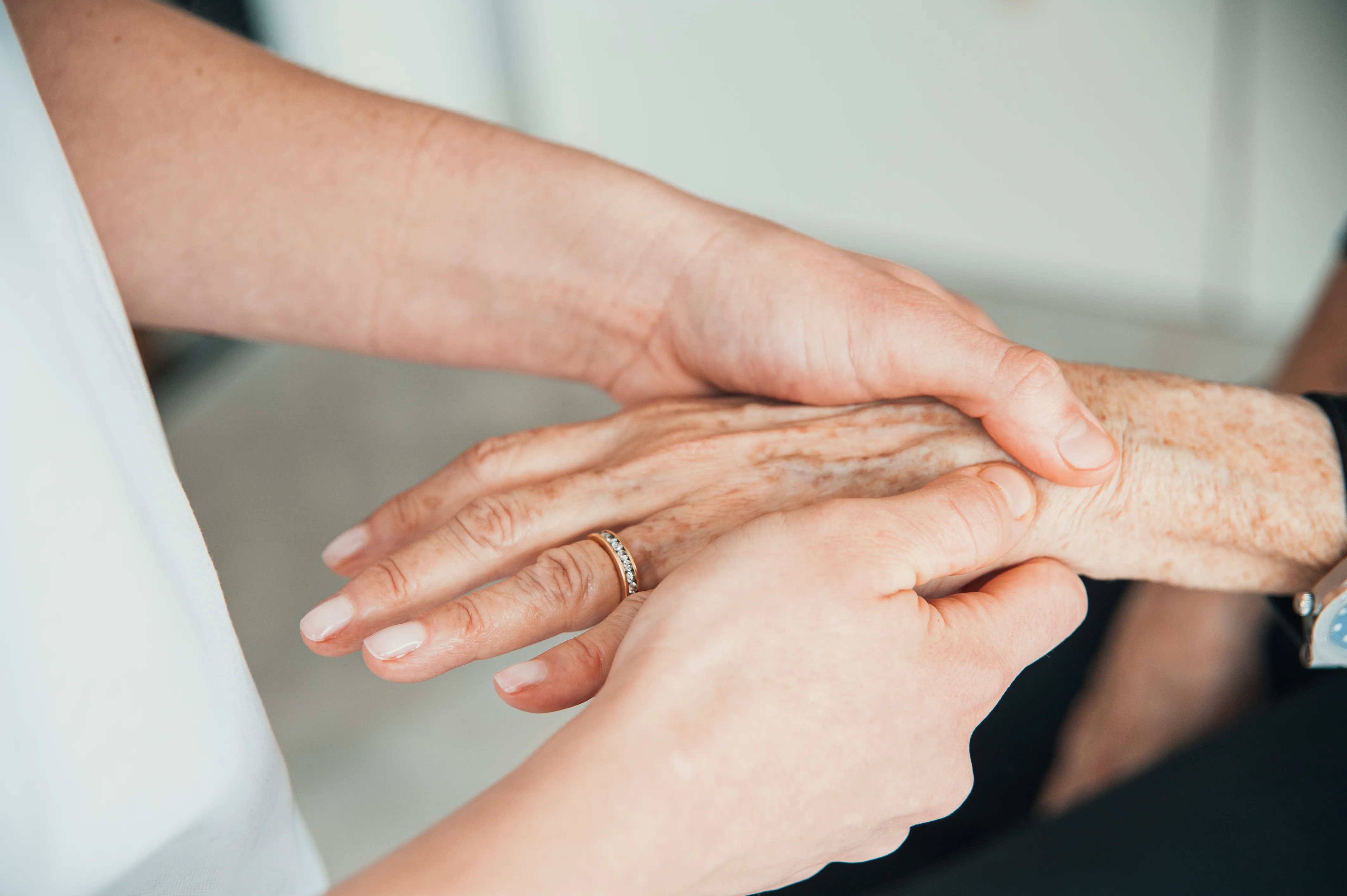 Técnica de tracción de la mano para aliviar el dolor articular.